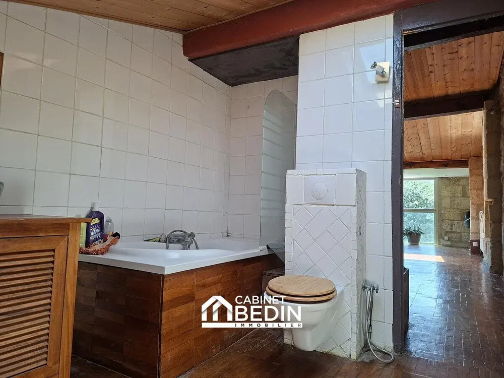 Salle de bain; parquet, carrelage, nécessite rénovation