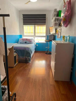 Schlafzimmer; holzboden, tageslicht