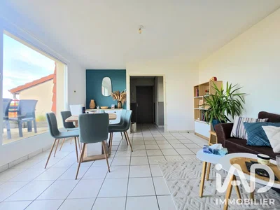 Woonkamer; tegelvloer, natuurlijk licht, uitzicht