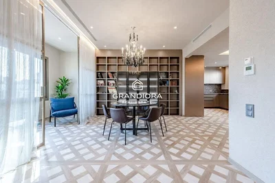 Wohnzimmer; fliesenboden, tageslicht, moderner stil