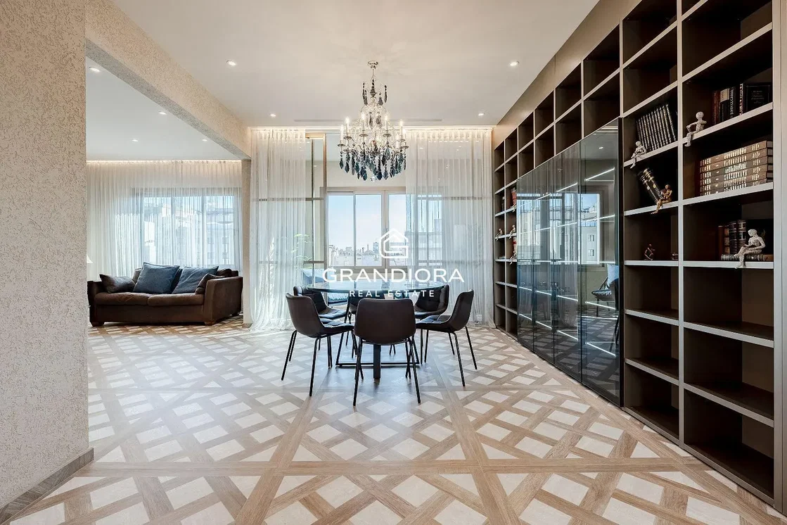 Wohnzimmer; fliesenboden, hohe decken, tageslicht, moderner stil