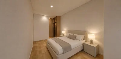 Ložnice; dřevěná podlaha, přirozené světlo