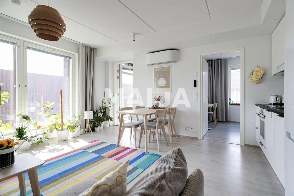 Salón; luz natural, estilo moderno, suelo de madera