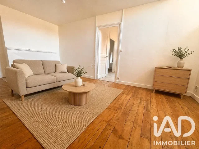 Living room; wood floor, natural light, modern style