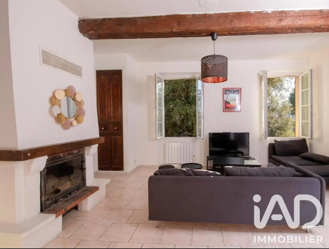 Salón; chimenea, luz natural, vigas de madera