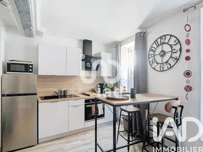 Küche; küchengeräte, holzboden, tageslicht, moderner stil