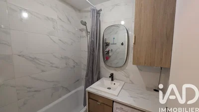 Salle de bain; carrelage, rénové, lumière naturelle