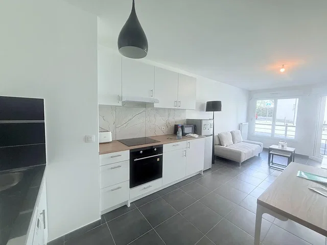 Cuisine; électroménager, carrelage, lumière naturelle
