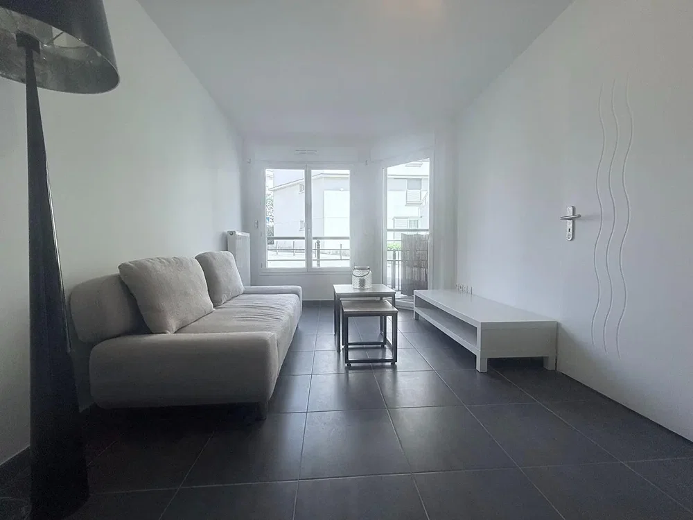 Salon; lumière naturelle, carrelage