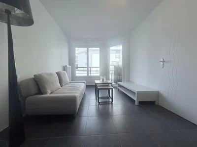 Salon; lumière naturelle, carrelage