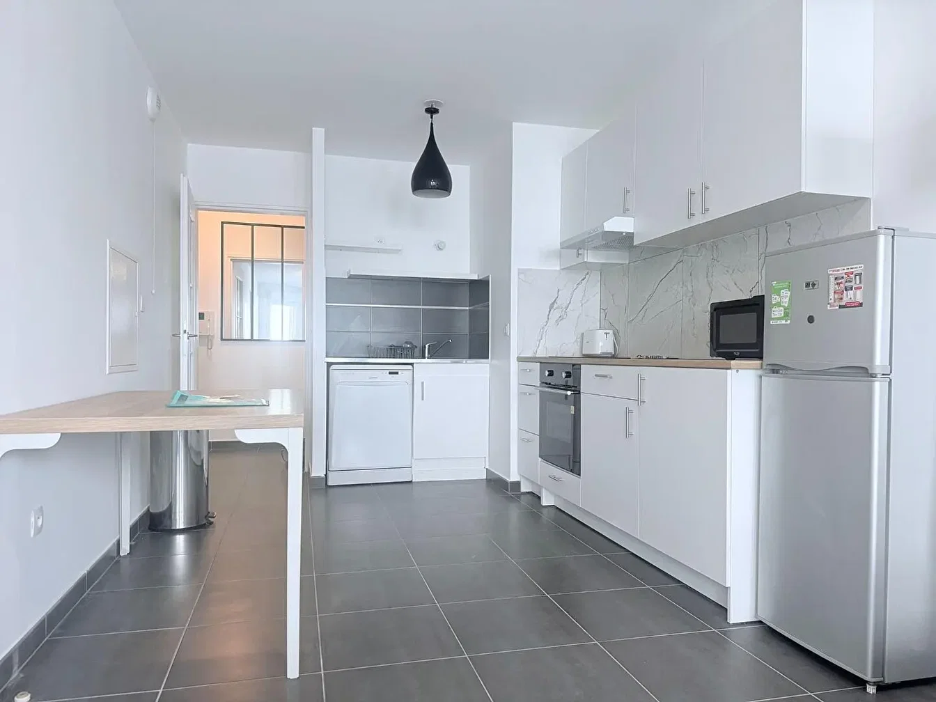 Cuisine; électroménager, carrelage, lumière naturelle