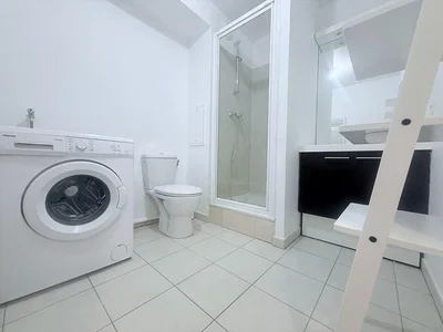 Toilettes; carrelage, lumière naturelle