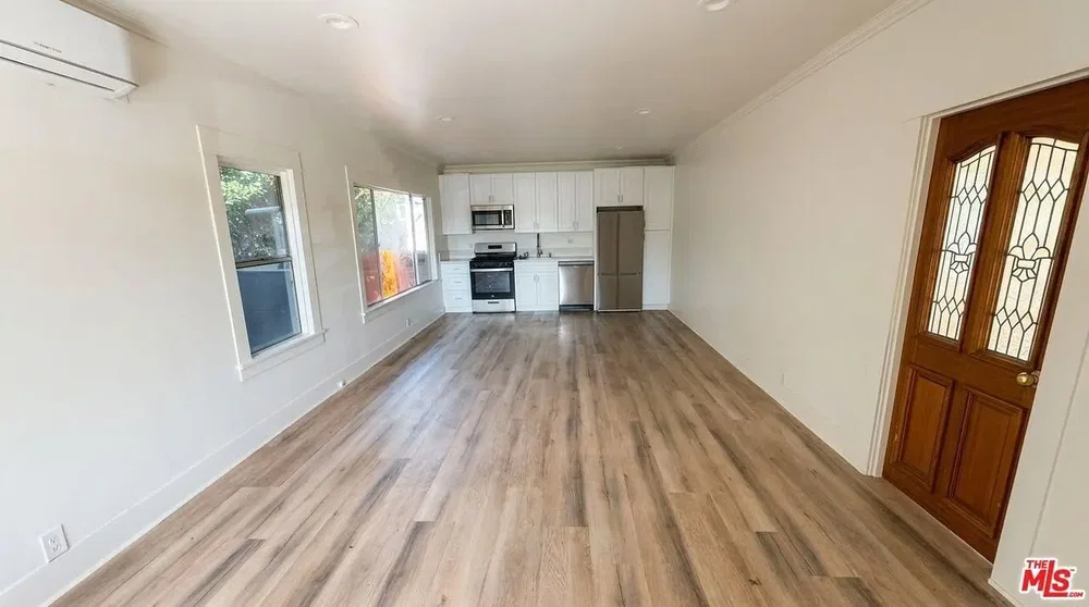 Salon; électroménager, parquet, lumière naturelle