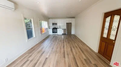Salon; électroménager, parquet, lumière naturelle