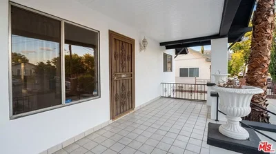 Balcon; carrelage, lumière naturelle