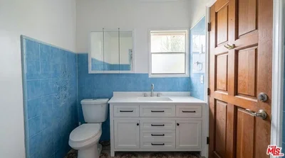 Toilettes; carrelage, lumière naturelle