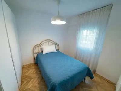 Schlafzimmer; holzboden, tageslicht