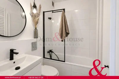 Toilette; pavimento in piastrelle, ristrutturato, luce naturale