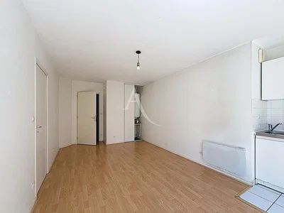 Kuhinja; lesena tla, talne ploščice, naravna svetloba