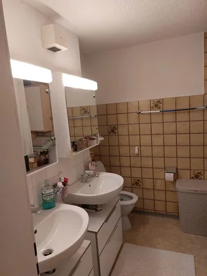 Bagno; pavimento in piastrelle, necessita ristrutturazione, luce naturale