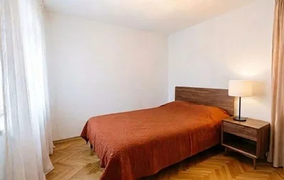 Schlafzimmer; holzboden, tageslicht