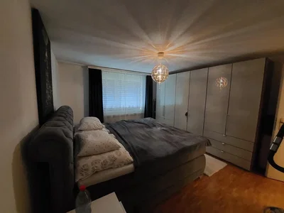 Camera da letto; pavimento in legno, luce naturale