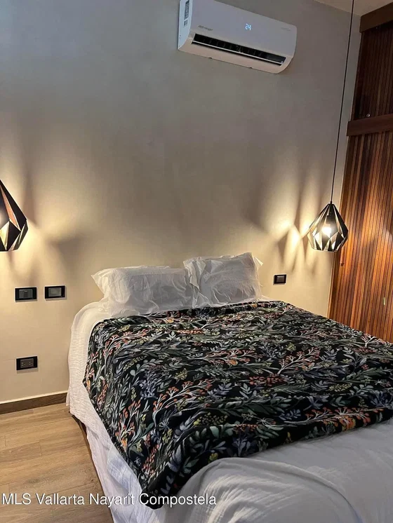 Ložnice; dřevěná podlaha, přirozené světlo