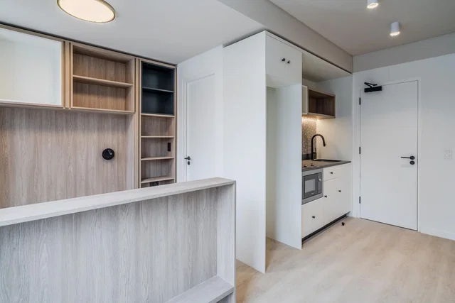 Cucina; elettrodomestici, luce naturale, ristrutturato, pavimento in legno
