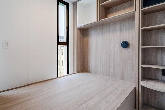 Camera da letto; pavimento in legno, luce naturale