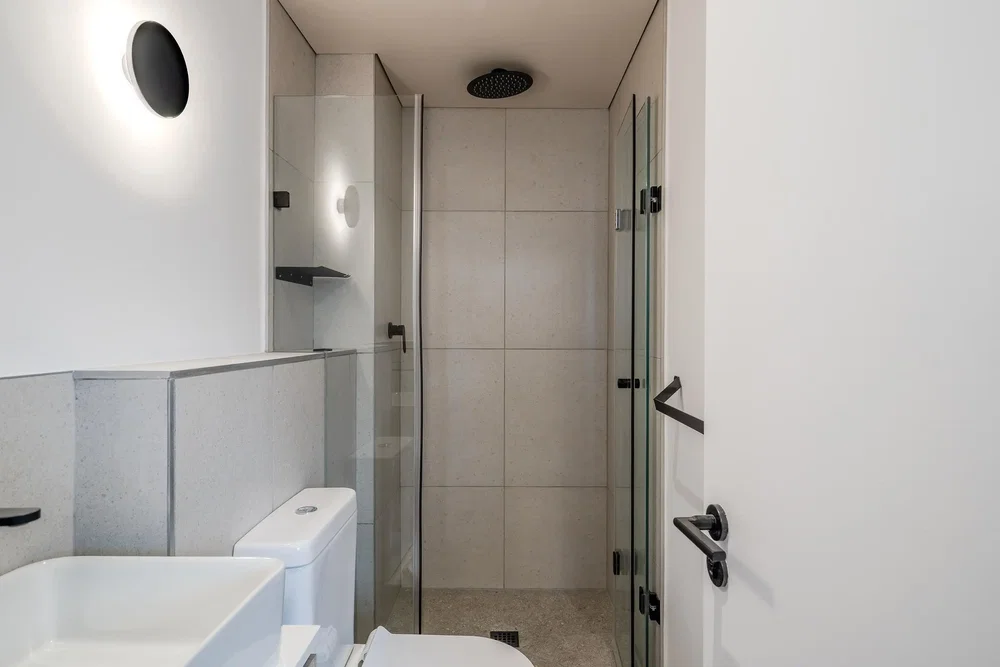 Salle de bain; carrelage, rénové, lumière naturelle