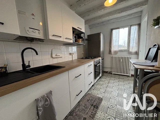Kuchyně; kuchyňské spotřebiče, dlažba, přirozené světlo
