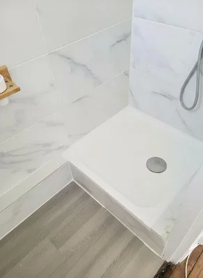 Toaleta; dlažba, po rekonstrukci