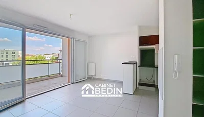 Obývací pokoj; výhled, dlažba, přirozené světlo