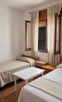 Ložnice; dřevěná podlaha, přirozené světlo