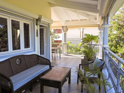 Balkon; přirozené světlo, dřevěná podlaha