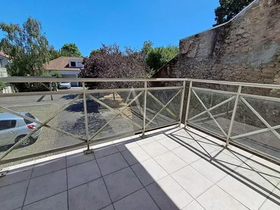 Balkon; dlažba, výhled, přirozené světlo