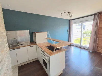 Kuchyně; kuchyňské spotřebiče, přirozené světlo, dřevěná podlaha, nutná rekonstrukce