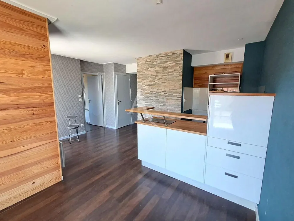Kuchyně; kuchyňské spotřebiče, dřevěná podlaha, přirozené světlo