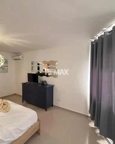 Camera da letto; pavimento in piastrelle, luce naturale