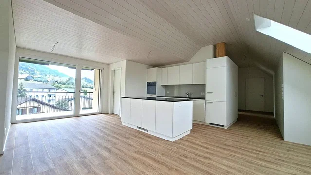 Кухиња; поглед, кухињски апарати, природно светло, дрвени под