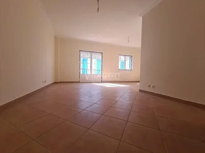 Wohnzimmer; fliesenboden, tageslicht