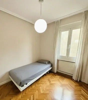 Chambre; parquet, lumière naturelle