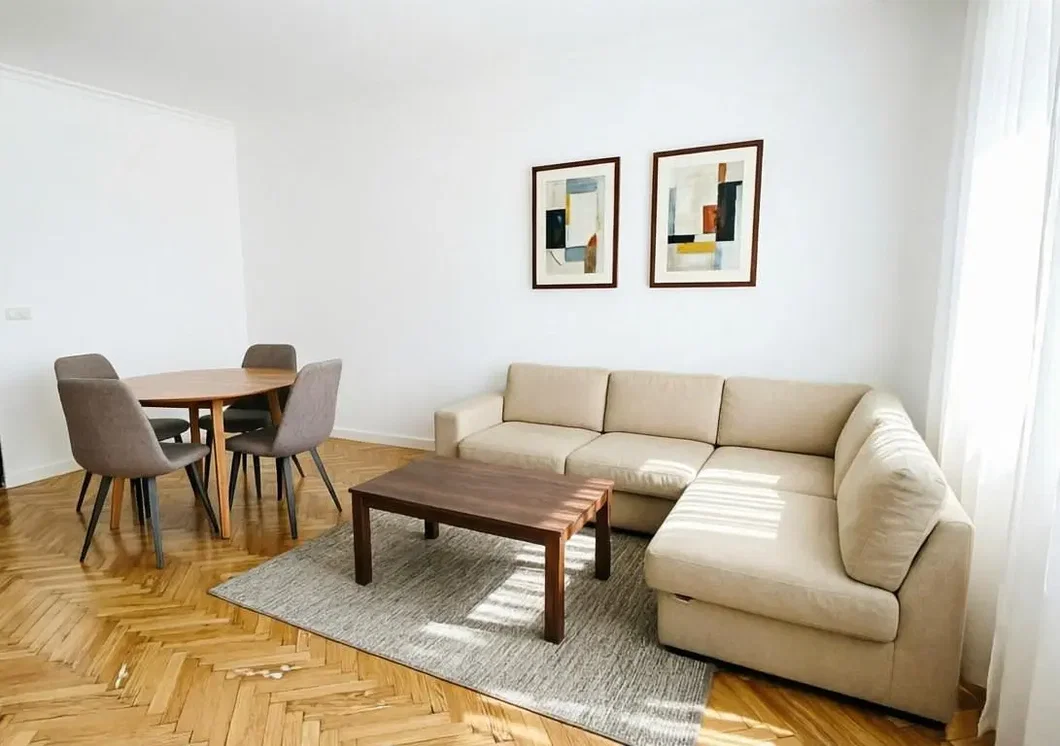 Salon; parquet, lumière naturelle