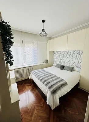 Schlafzimmer; holzboden, tageslicht
