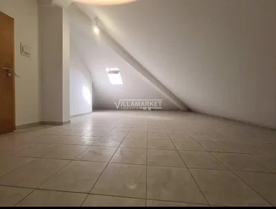 Kinderzimmer; fliesenboden, tageslicht