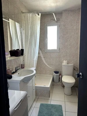 Badezimmer; fliesenboden, tageslicht