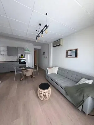 Woonkamer; keukenapparatuur, houten vloer, natuurlijk licht, moderne stijl