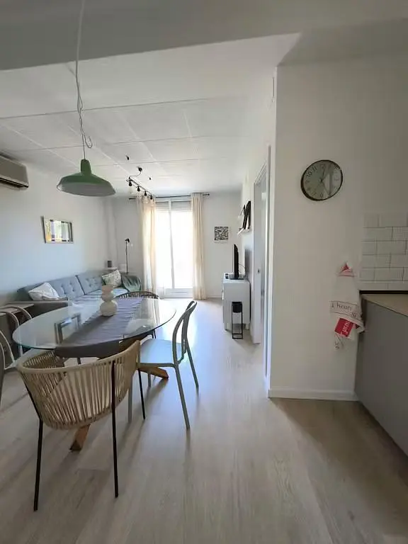 Woonkamer; natuurlijk licht, houten vloer, moderne stijl