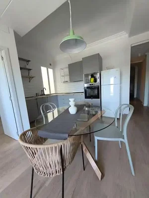 Keuken; keukenapparatuur, houten vloer, natuurlijk licht