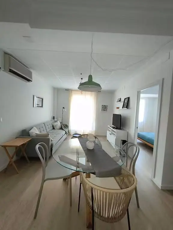 Woonkamer; natuurlijk licht, houten vloer